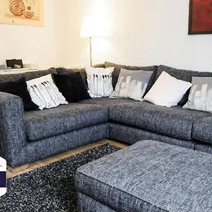 Peaceful And Quiet In A Bustling Apartamento