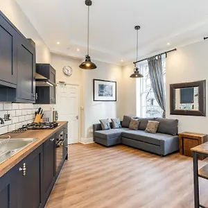 Traditional 3 Bedroom Quiet Duplex Flat By High St, Trams And Buses - Just 1-5 Miles To Centre Apartamento